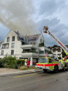 Erneuter Grossbrand in Obfelden – Keine Verletzten – Zwei Wohnungen unbewohnbar