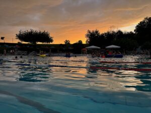 Ein besonderes Erlebnis: Nachtschwimmen mit Burger und DJ