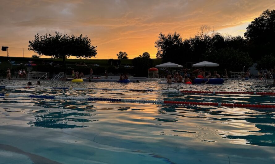 Ein besonderes Erlebnis: Nachtschwimmen mit Burger und DJ