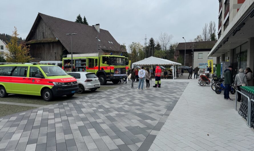 Postarealplatz eingeweiht. Ein Baum als Geschenk an die Gemeinde.