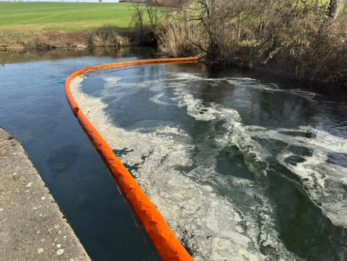 Lorze mit Heizöl verschmutzt + Ufer-Bereich meiden + Feuerwehr Obfelden errichtet Öl-Sperre